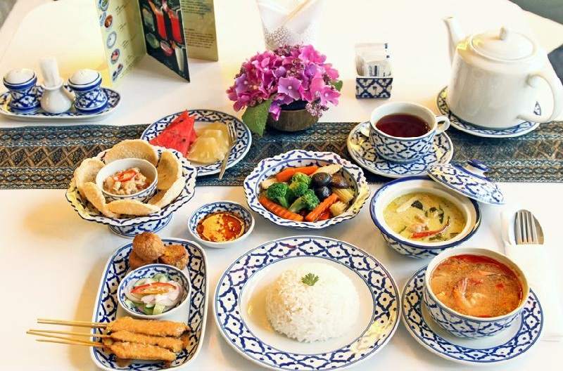 Platos de comida tailandesa