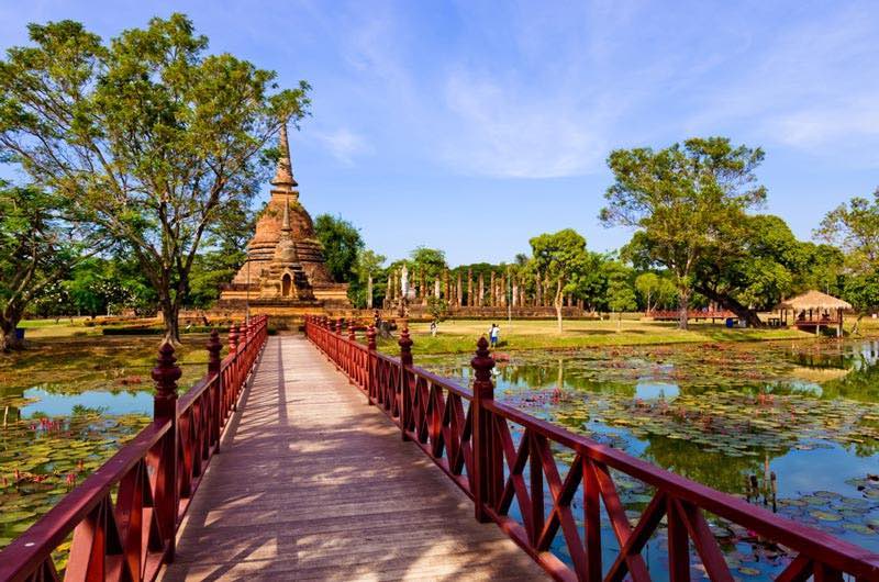 Templo de Wat Sa Si en Sukhothai