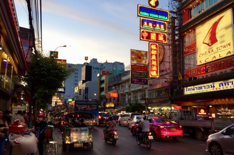 Yaowarat el barrio chino de Bangkok por la noche