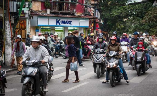 Curiosa costumbre de cruzar la calle en Vietnam