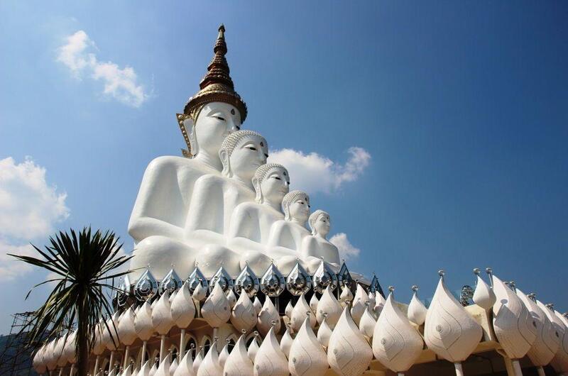 El buda de los cinco cuerpos del Templo de Wat Phratat Pha Son Kaew en Tailandia