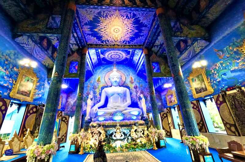 interior del templo azul de Chiang Rai
